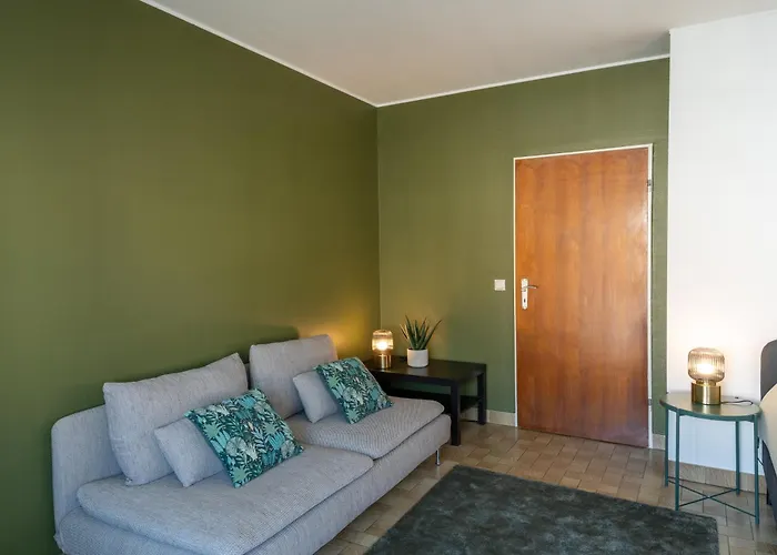 Core - Gare Nest - Parking And Breakfast By Request 아파트